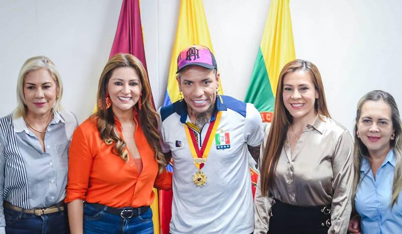 Dayro Moreno recibió máxima exaltación como tolimense ilustre, la orden Cacique Calarcá