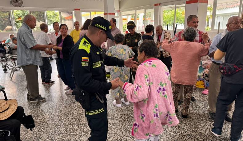 Policía celebró el Día Internacional del Adulto Mayor en el Hogar Geriátrico Jardín de los Abuelos. 