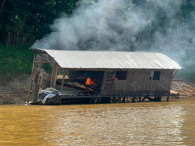 Colombia y Brasil destruyeron 16 dragas y 5 retroexcavadoras que explotaban ilícitamente oro sobre el río Puré