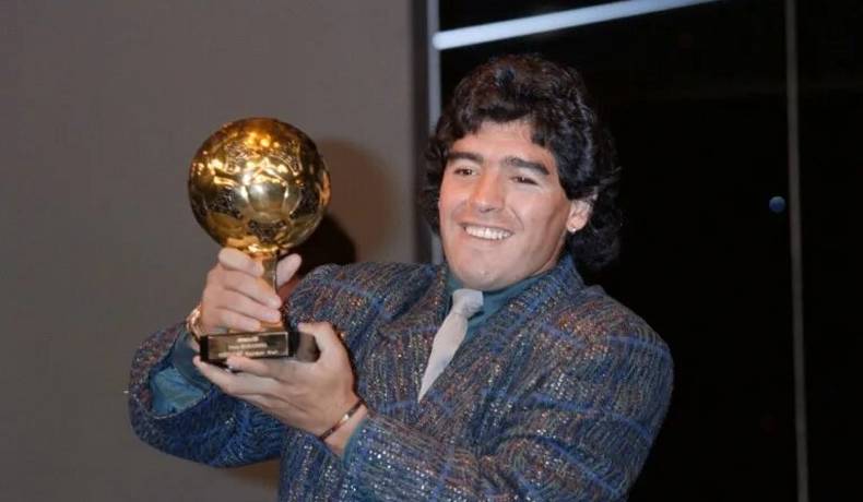 Herederos de Maradona buscan impedir venta en Francia de un trofeo de su padre