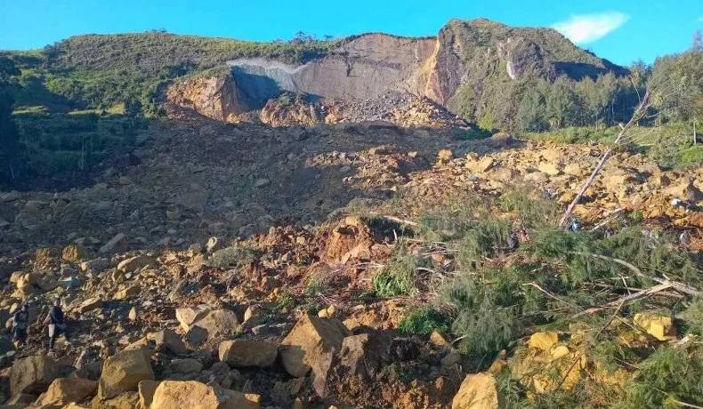 Se buscan sobrevivientes del alud que enterró una aldea en Papúa Nueva Guinea