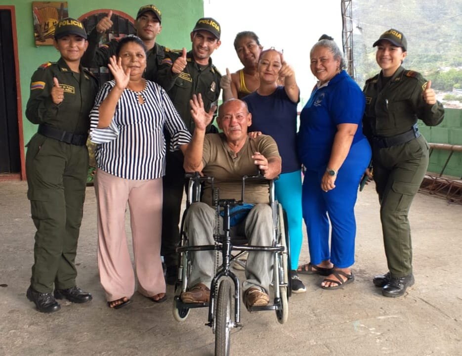  Policía Metropolitana de Ibagué entregó silla de ruedas al señor Salomón Casallas