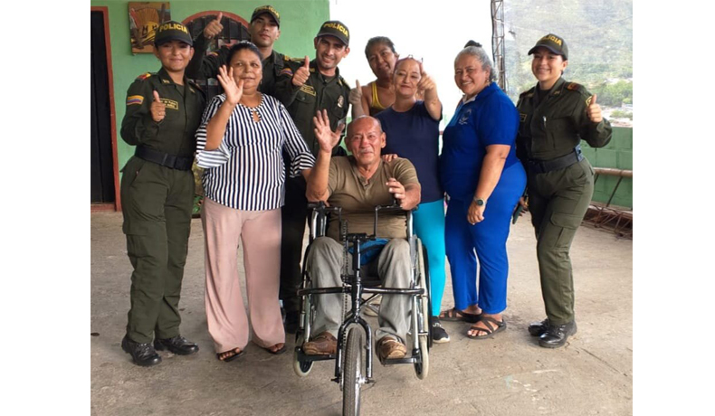  Policía Metropolitana de Ibagué entregó silla de ruedas al señor Salomón Casallas