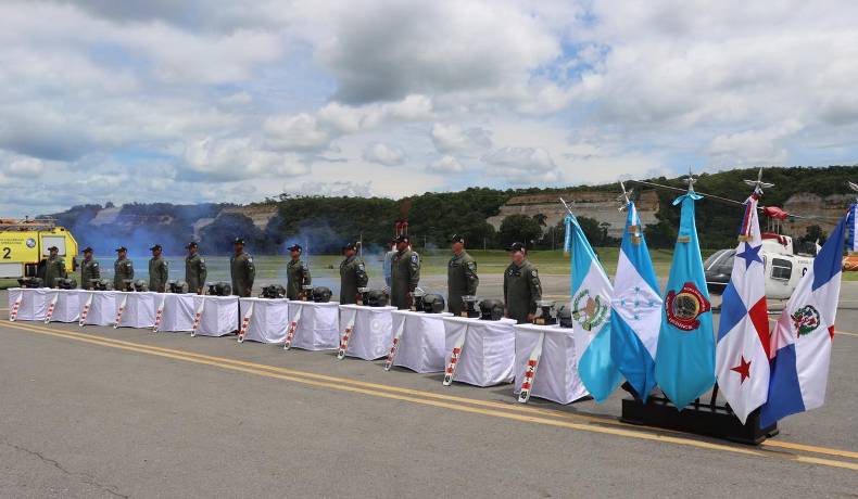 Oficiales latinoamericanos entrenados en Colombia, vuelan solos por primera vez helicóptero TH-67