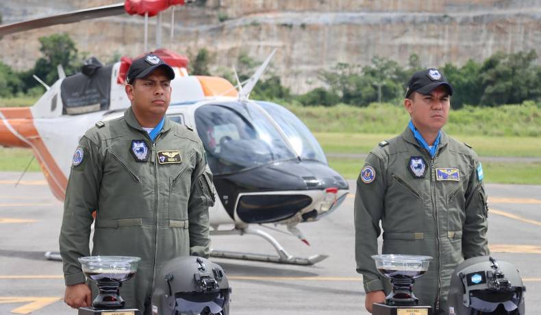 Oficiales latinoamericanos entrenados en Colombia, vuelan solos por primera vez helicóptero TH-67