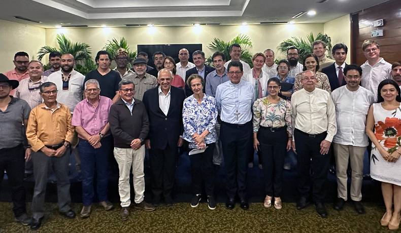 Gobierno y ELN firman primer punto de la Agenda de diálogos