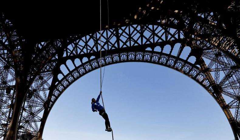 Francesa impone nuevo récord mundial al subir 110 metros a pulso con cuerda en la Torre Eiffel