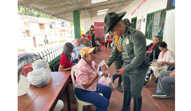 Policía llevó jornada lúdico – recreativa al hogar geriátrico de Icononzo