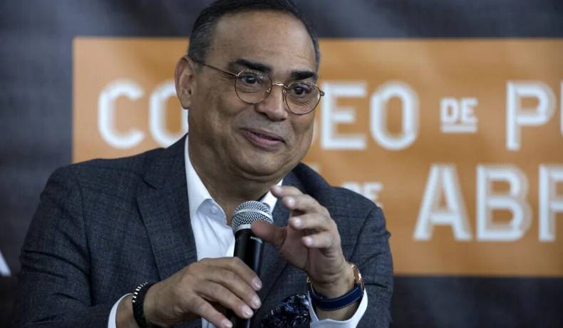 Gilberto Santa Rosa recibirá doctorado honoris causa de Berklee