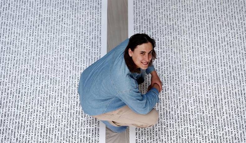 Artista francés escribe los nombres de todos los medallistas olímpicos de la historia contrarreloj