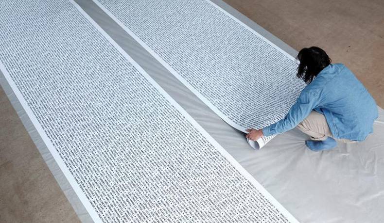 Artista francés escribe los nombres de todos los medallistas olímpicos de la historia contrarreloj