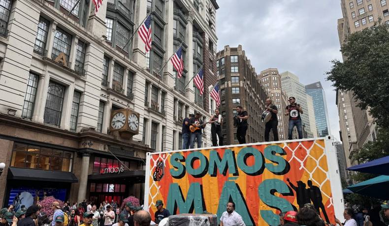 Inmigrantes jornaleros protestan en Nueva York por medidas que los discriminan
