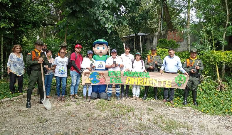 Siembra de 60 plantas y la recolección de residuos, promueven conservación y restauración de ecosistemas locales