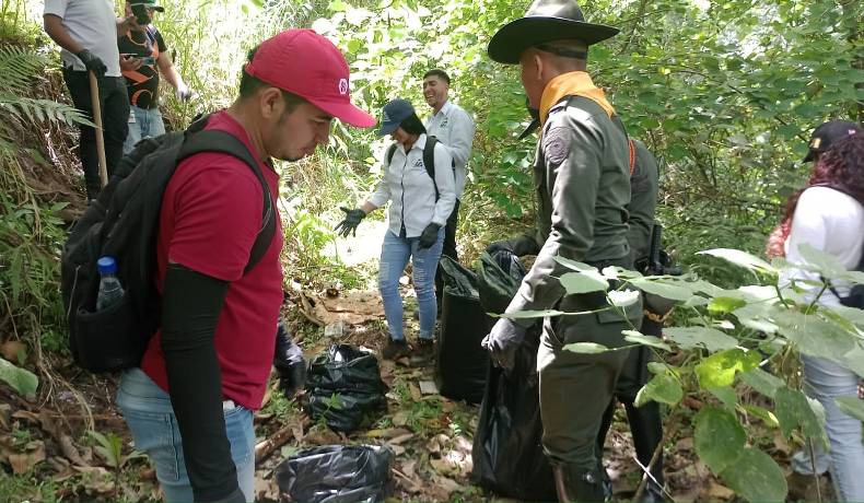 Siembra de 60 plantas y la recolección de residuos, promueven conservación y restauración de ecosistemas locales