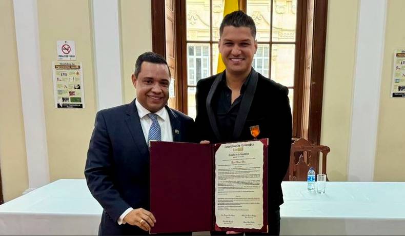 El senado condecoró a hijo de Diomedes Díaz