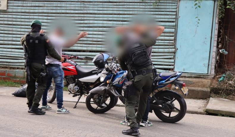 Un arma traumática, estupefacientes y armas blancas incautados