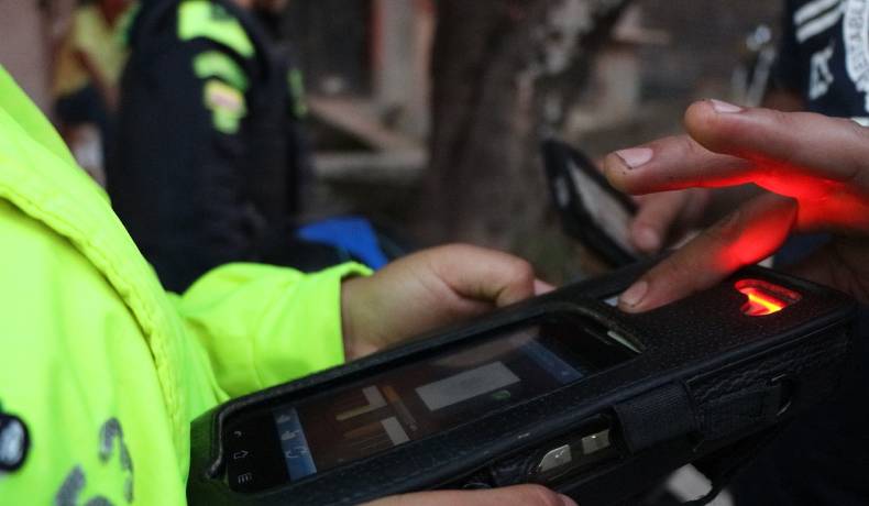 Un arma traumática, estupefacientes y armas blancas incautados
