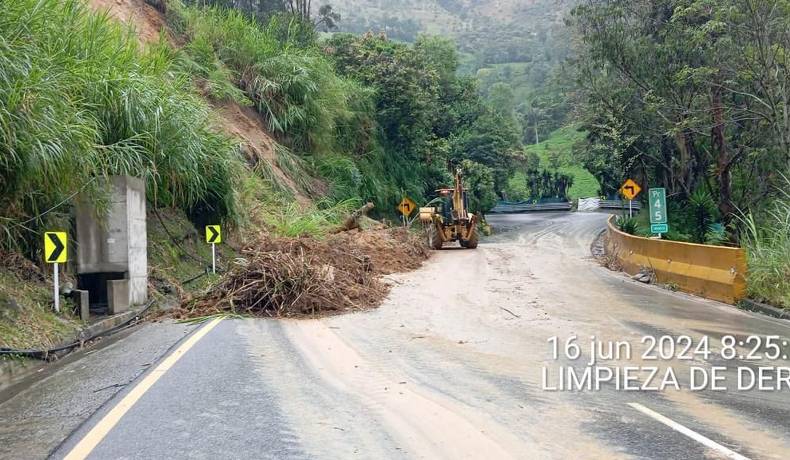 Continúa cerrada la vía Calarca - Cajamarca