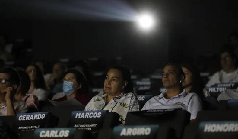 Por cielo y tierra, un documental homenaje a las mujeres que buscan desaparecidos en Colombia