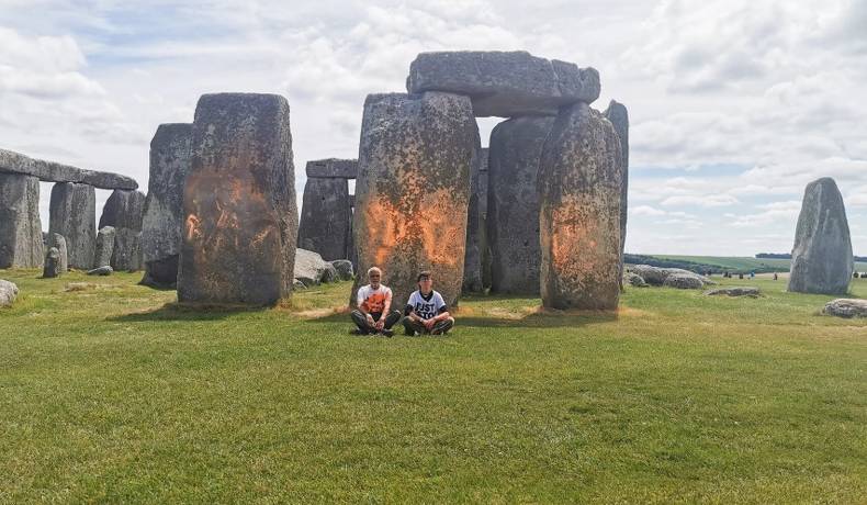 Dos ecologistas detenidos tras rociar pintura naranja al monumento de Stonehenge
