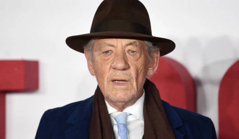 Ian McKellen recibe fisioterapia tras caerse del escenario en un teatro en Londres
