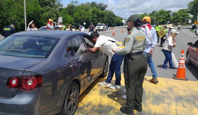 Policía Tolima brinda bienvenida a turistas y viajeros que ingresan al departamento.