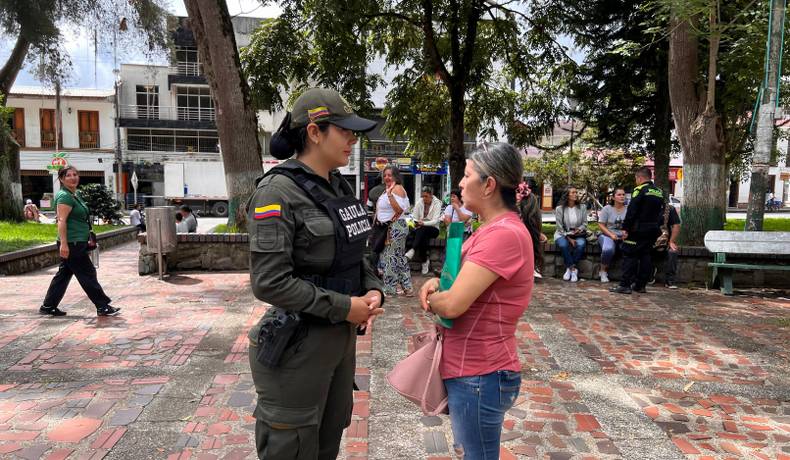 Gaula Policía Tolima visitó comerciantes y ciudadanos del Líbano en campaña Yo no pago Yo denuncio 