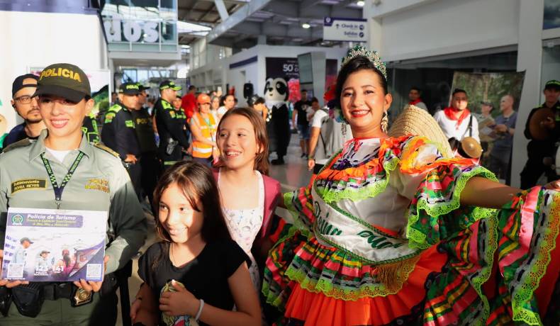 METIB da bienvenida a turistas en el Aeropuerto Perales